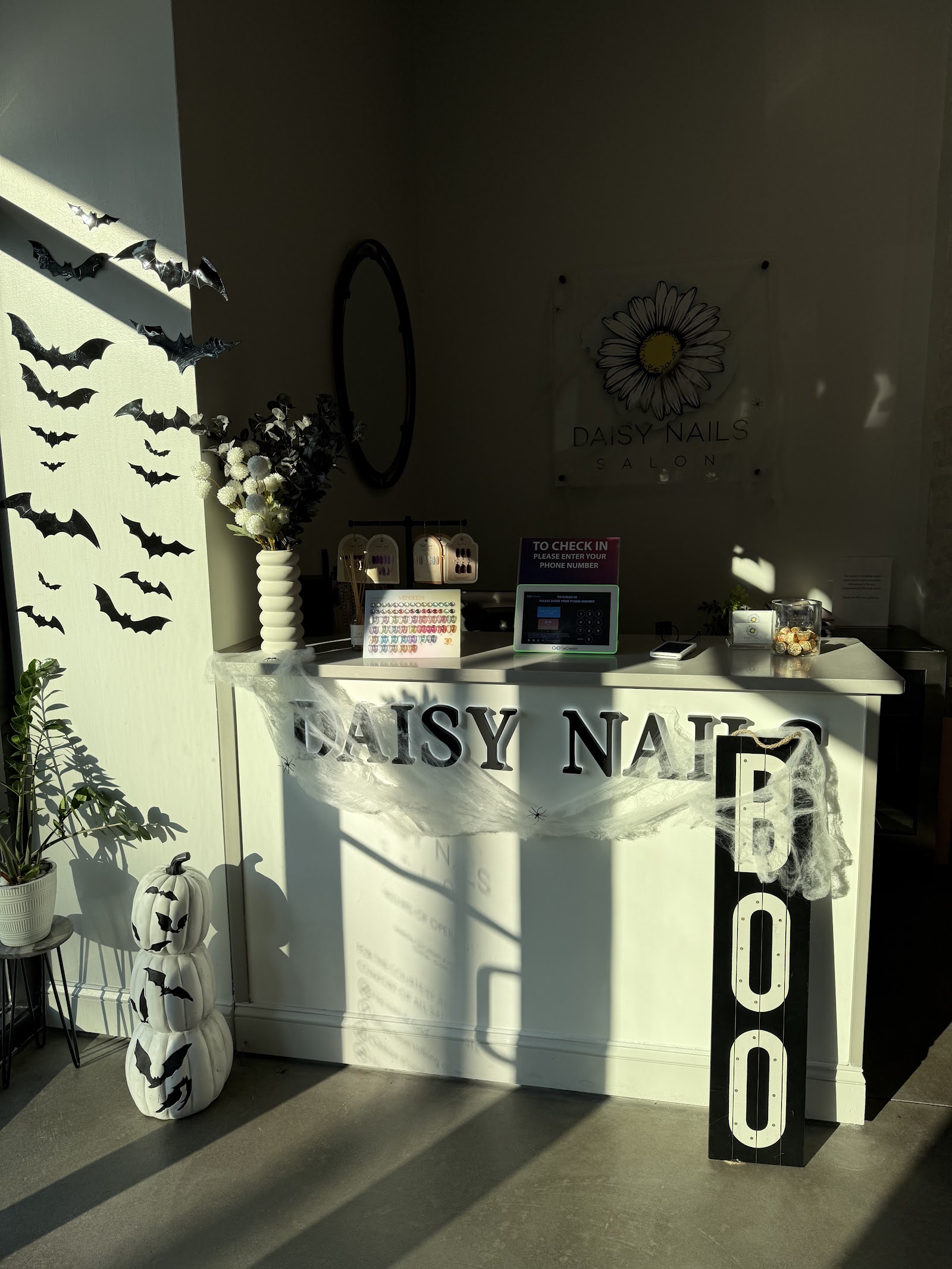 Daisy Nail Salon logo